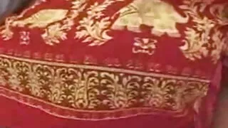 용골 장미 성인 포르노 동영상 장미는 갈색 수탉으로 재생됩니다.