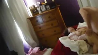 창녀는 정자에 여자 오줌 누는 동영상 묻혀 구멍에서 다른 사람의 수탉을 빨아들입니다.