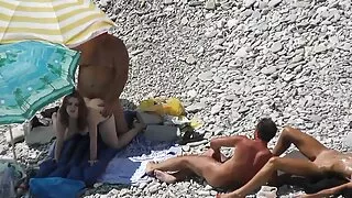 거대한 포르노 영화 보기 수탉을 빌어 먹을 황색 무어.
