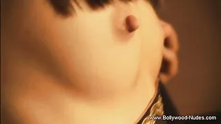 그는 사업가의 거시기와 새끼를 핥는다. 섹스 비디오 동영상