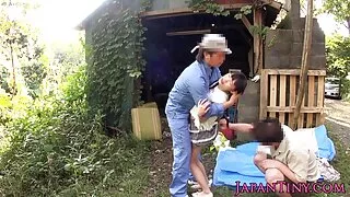 금발은 부엌에서 그녀의 사촌의 거시기를 빨아. 호조 마키 동영상