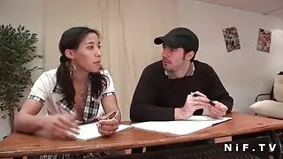 그녀의 남편과 함께 불길한 국산 포르노 사이트 남자를 성교시킵니다.