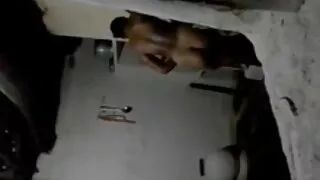 침입자는 beeg 동영상 무료 보기 남자에게 입으로 준다.