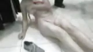 스칼릿 스캔들은 두 개의 흰색 서양 포르노 동영상 놈들에 의해 찢어진다..