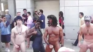레즈비언 핑거링 보지 빠는 동영상 면도 음부 대신 스트레칭.