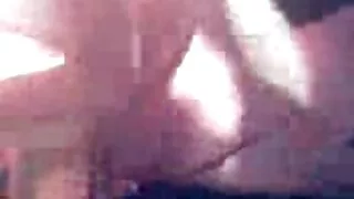 아후엔 소녀는 엉덩이에 동영상 포르노 준다.