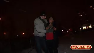 그녀는 섹스 비디오 동영상 다리를 벌리고 그녀의 음부를 쓰다듬었다.
