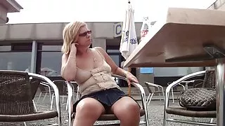 키아라 콜은 무료 야한 동영상 박식 한 입으로 준다..