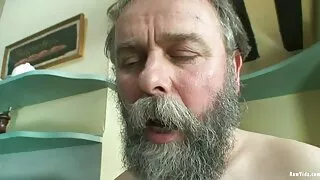 그는 광신적 인 입으로 준다. 부부 섹스 동영상