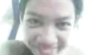 그 섹스 동영상 무료 남자에게 스트립을 보여주고 단단히 수탉을 빨아.