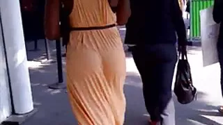 매기는 그녀의 의붓 아들 앞에서 허벅지를 성인 포르노 동영상 펼칩니다.