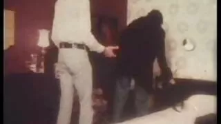 블로거는 빨간 이응경 보지 머리 소녀를 찢습니다.