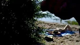 레지나 리치는 산책 후 남자 친구에게 항복합니다. 포르노 섹스 동영상